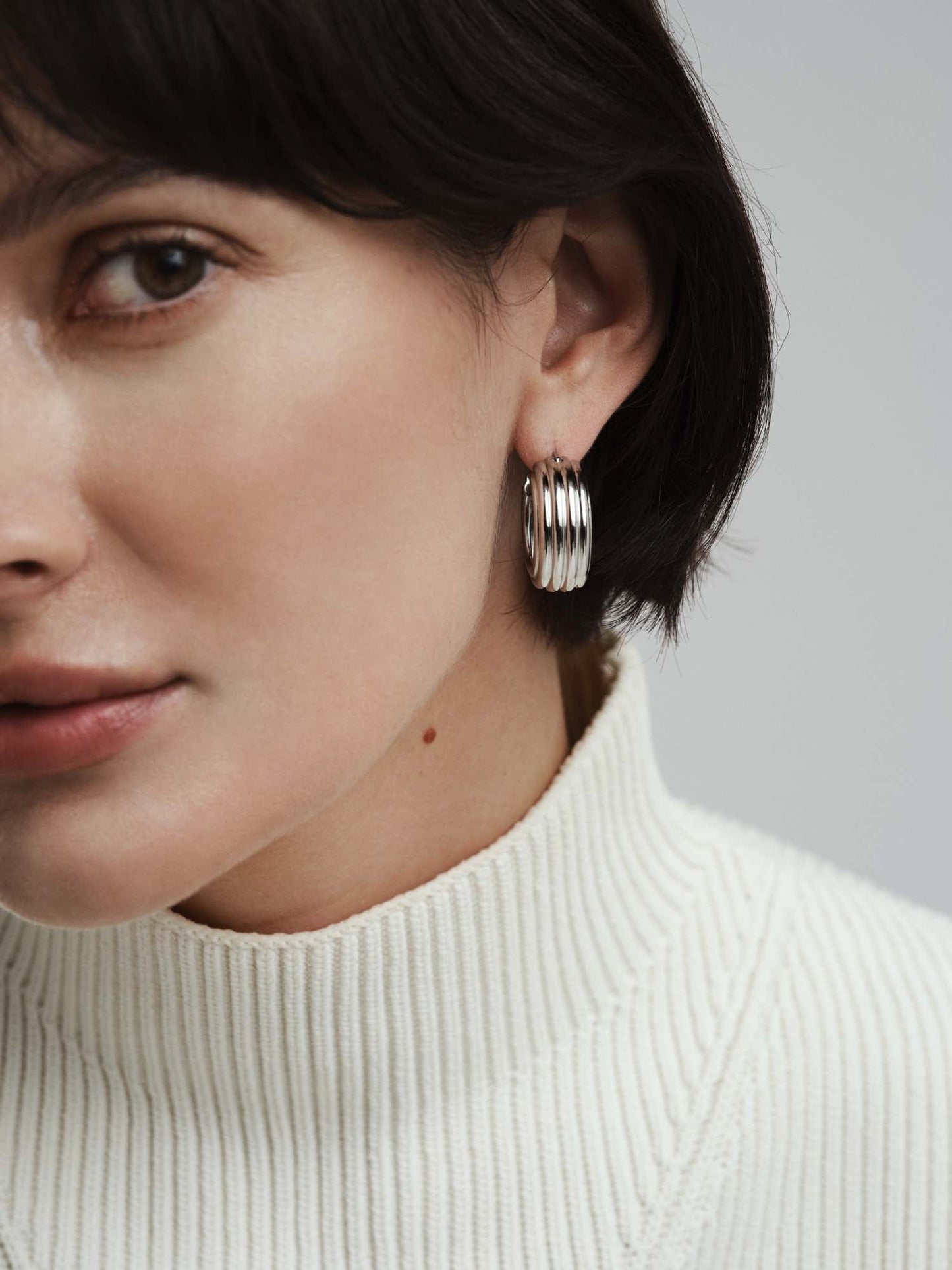 Edge Ribbed Medium Hoops